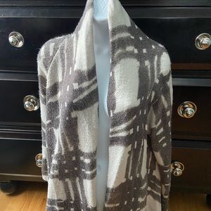 Gorgeous & soft long sleeved cardigan. Flowy fit. Sits mid thigh length.